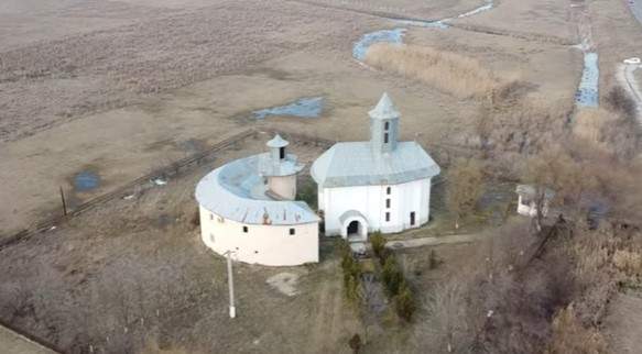 Locul din România unde găsești "Fântâna Tămăduirii". Se spune că apa din ea vindecă orice boală. De ce au astupat-o comuniștii / FOTO