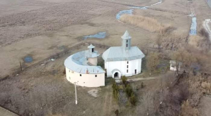 Locul din România unde găsești "Fântâna Tămăduirii". Se spune că apa din ea vindecă orice boală. De ce au astupat-o comuniștii / FOTO