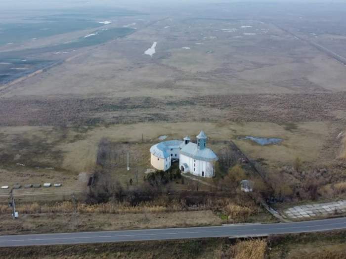 Locul din România unde găsești "Fântâna Tămăduirii". Se spune că apa din ea vindecă orice boală. De ce au astupat-o comuniștii / FOTO