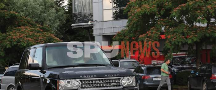 Adrian Ispravnic, o ”povară” pentru frizer. Milionarul i-a testat răbdarea stilistului, zeci de minute / PAPARAZZI