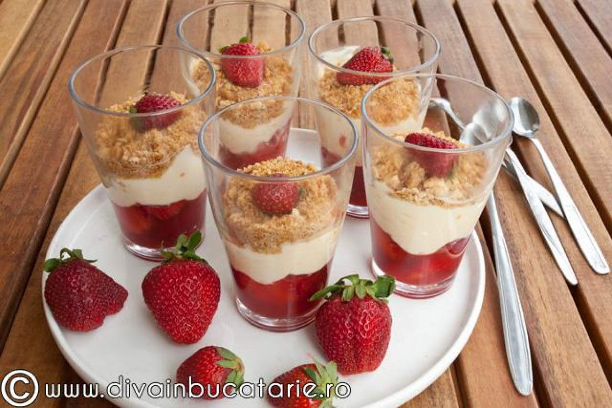 Rețetă de crumble rece cu căpșune la pahar. Un desert rapid și delicios