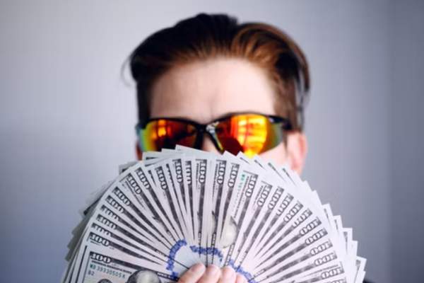 Zodia care dă o mare lovitură financiară în iulie. Va avea noroc cu carul