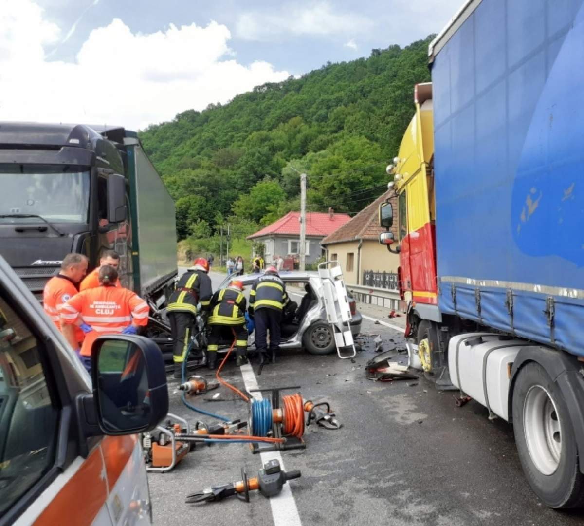 Accident cu cinci vehicule, în Cluj. O femeie a murit în urma impactului