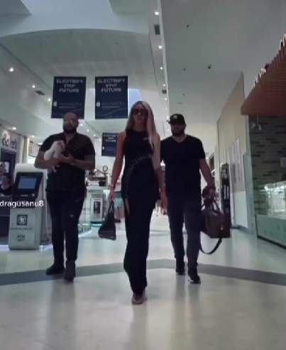 Bianca Drăgușanu, apariție spectaculoasă într-un mall din Capitală. Cine sunt cei doi bărbați care i-au păzit spatele / FOTO