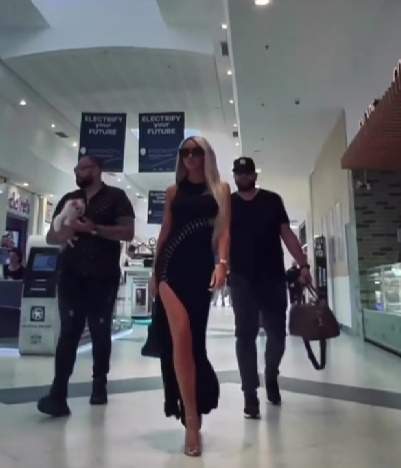 Bianca Drăgușanu, apariție spectaculoasă într-un mall din Capitală. Cine sunt cei doi bărbați care i-au păzit spatele / FOTO