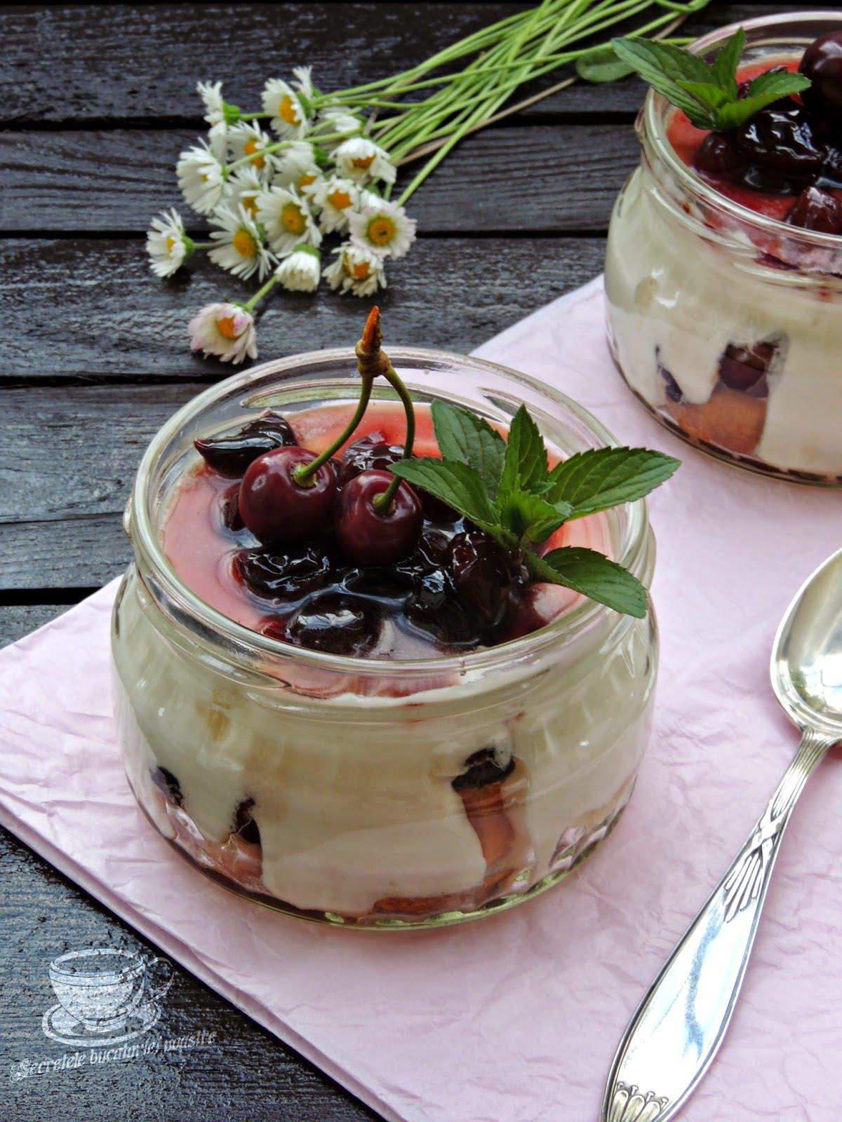 Rețetă de desert rece cu dulceață de cireșe. Un preparat gustos pentru zilele de weekend