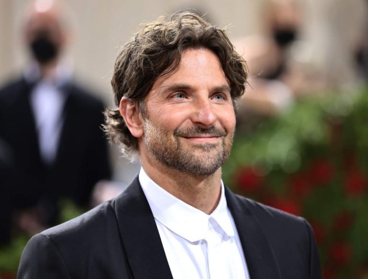 Cum arată Bradley Cooper în rolul muzicianului Leonard Bernstein. Actorul este de nerecunoscut