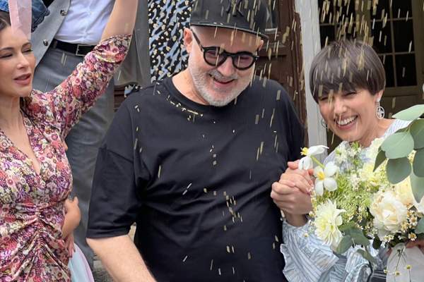 Designerul Adrian Oianu și iubita lui s-au căsătorit. Ce ținute au ales pentru marele eveniment