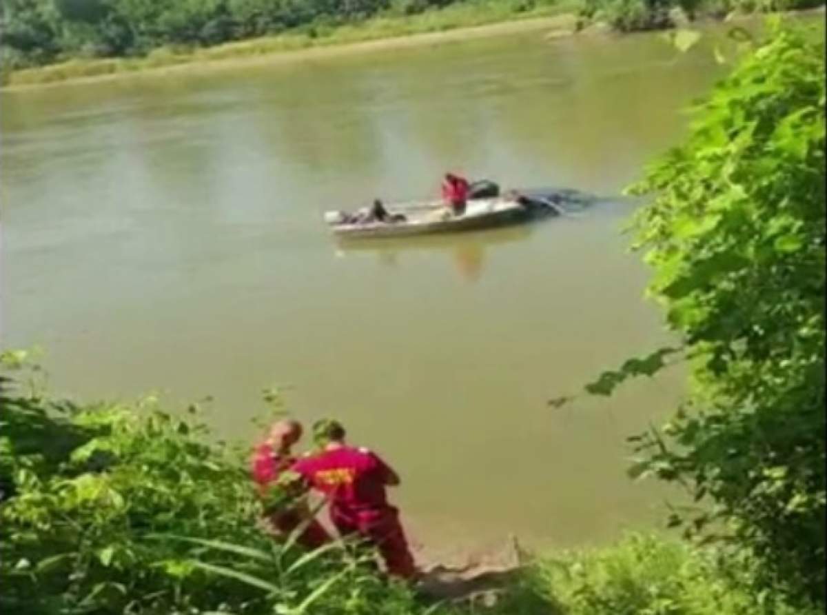 Un autoturism a fost găsit în apele râului Mureș. Incredibil ce au descoperit oamenii legii în interior / FOTO