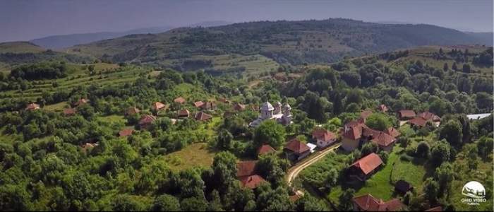 Satul din România cu un singur locuitor, dar cu drum de marmură și biserică unică. De ce lumea a plecat de aici