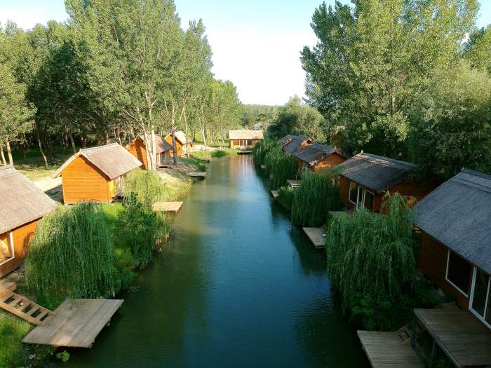 Delta Dunării din inima Moldovei. Unde găsești satul de căsuțe plutitoare? Imaginile sunt de vis când ajungi aici / FOTO