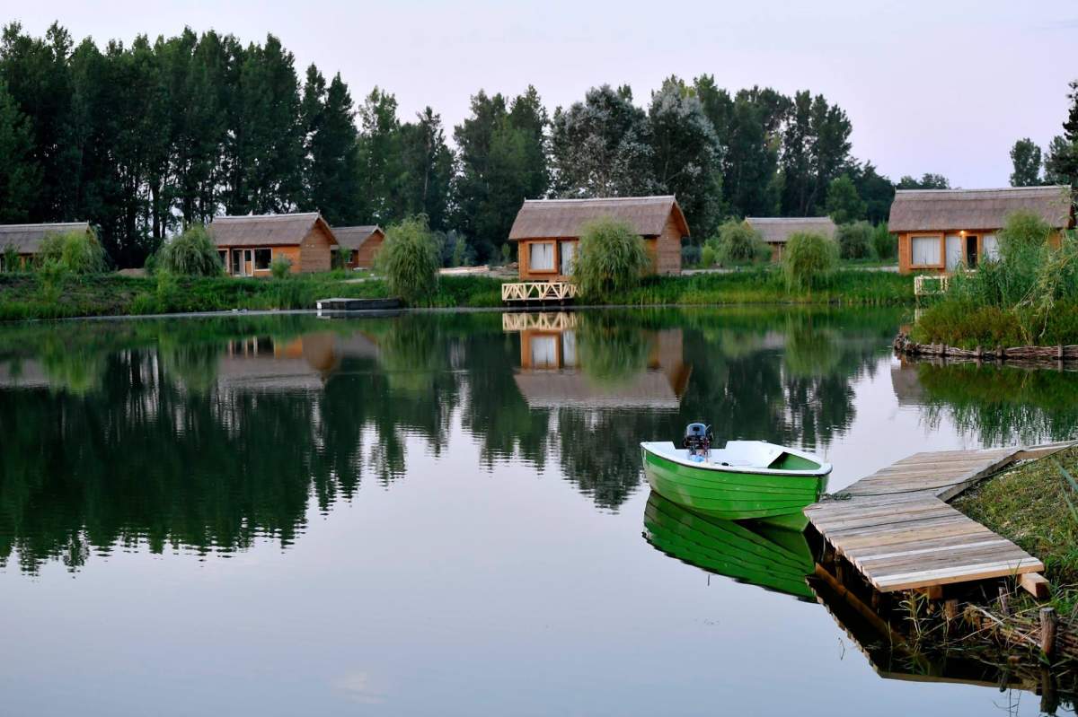Delta Dunării din inima Moldovei. Unde găsești satul de căsuțe plutitoare? Imaginile sunt de vis când ajungi aici / FOTO