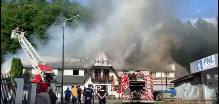 Incendiu devastator în Neamț. Un motel a fost cuprins de flăcări / FOTO