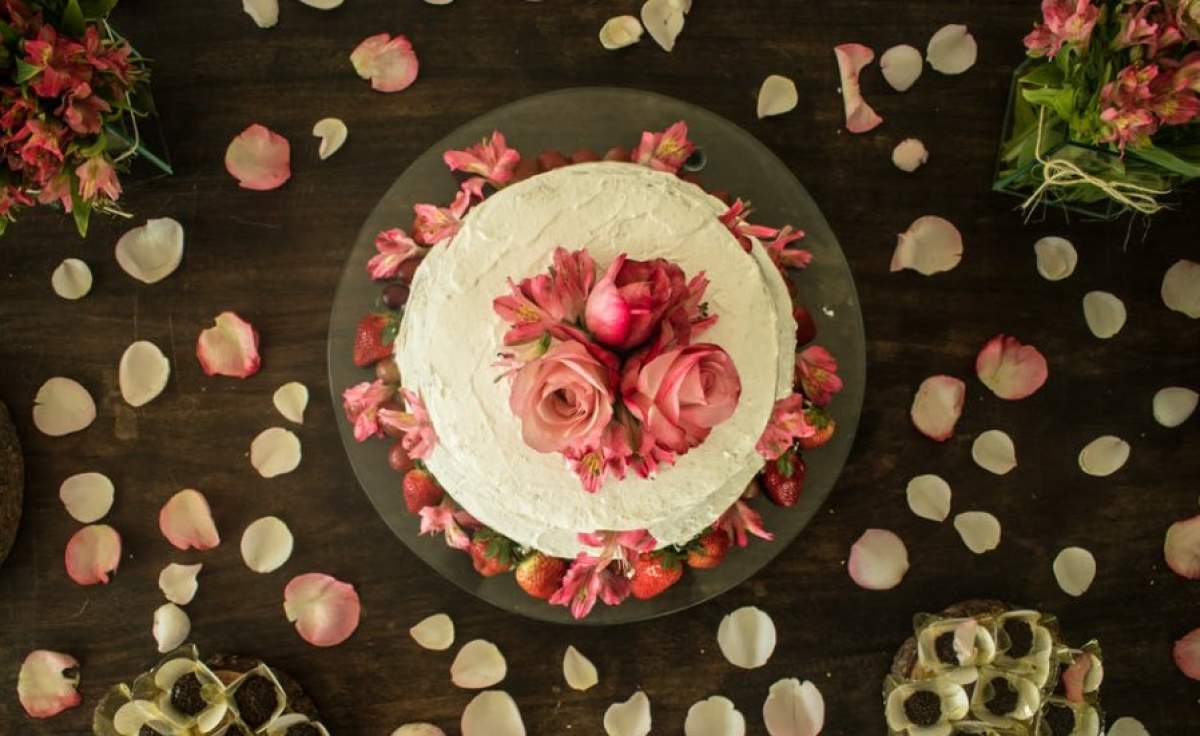 prăjitură cu cremă de trandafiri