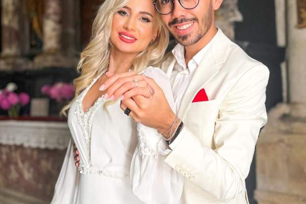 Ce ținute au purtat Armin Nicoară și Claudia Puican la nunta lor din Turcia. Au ales și un dress code pentru invitați / FOTO