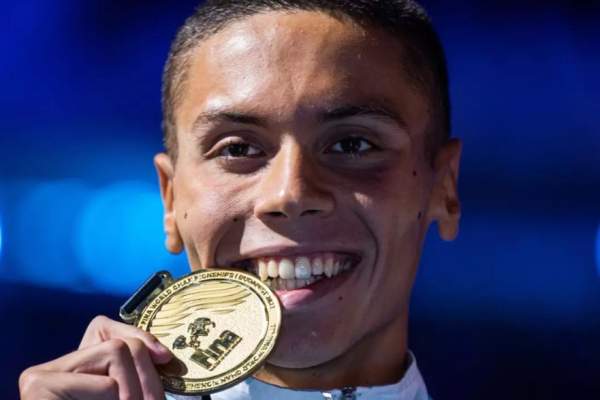 „Sunt un puşti care înoată repede, un tip banal”. Prima reacție a lui David Popovici după ce a devenit dublu campion mondial
