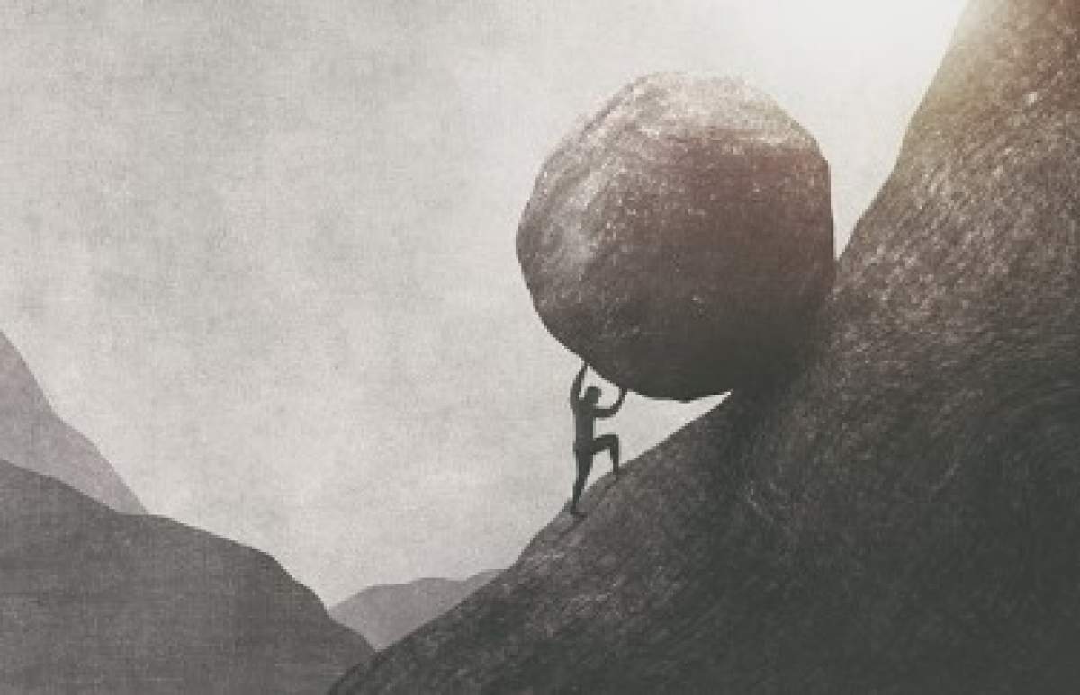 om care împinge o piatră uriașă la deal