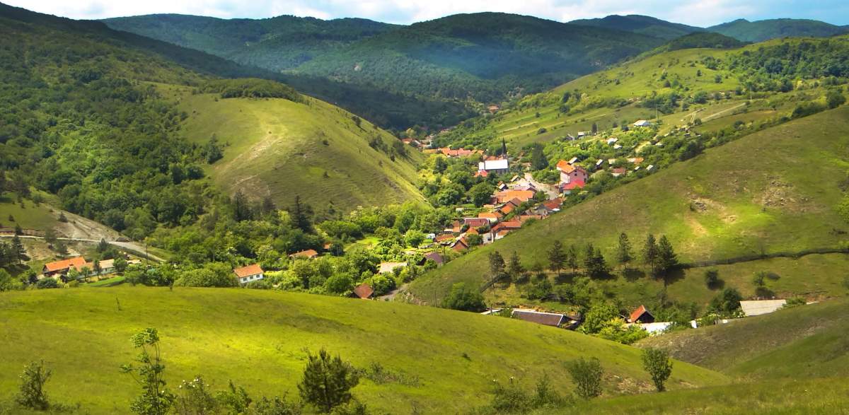 Satul din România unde nu se fură! Seara, localnicii pun bani la poartă, în pungă, dimineața găsesc pâine Satul din România unde nu se fură! Seara, localnicii pun bani la poartă, în pungă, dimineața găsesc pâine