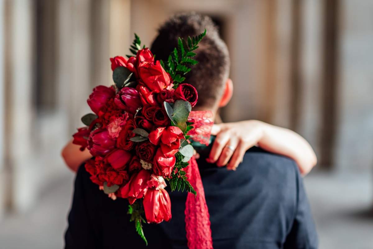 Vrei să oferi un buchet de flori? La ce reguli de bune maniere trebuie să ai grijă