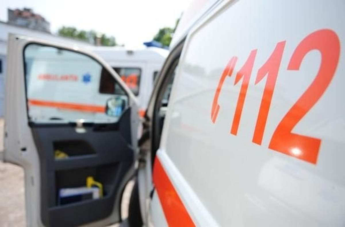 ambulanța medicală Copilul de un an care a căzut dintr-o mașină aflată în mers este în moarte cerebrală. Chiar tatăl lui se afla la volan