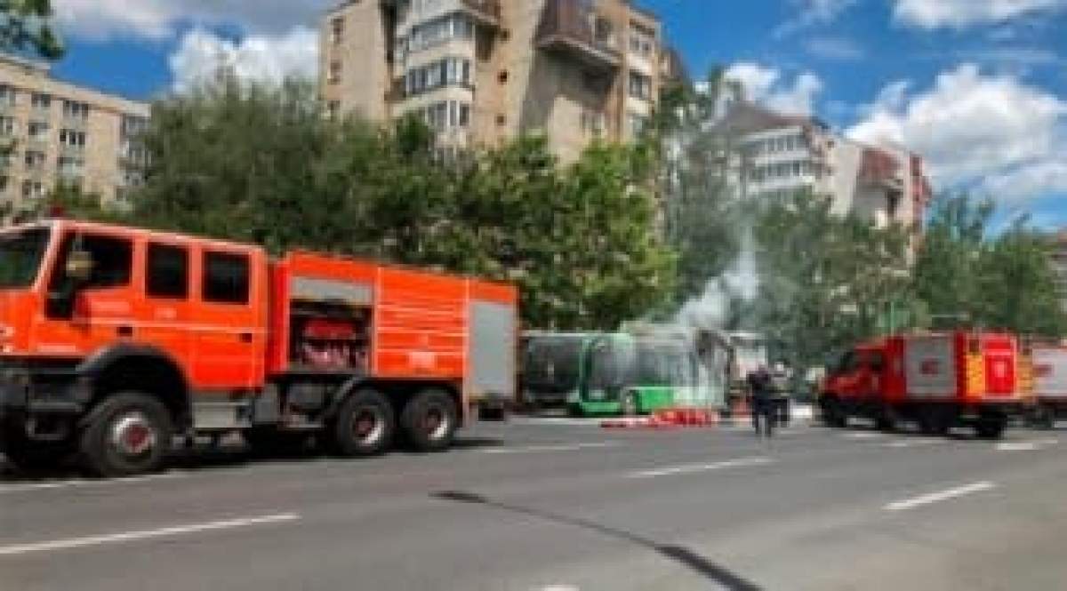 Un autobuz a luat foc în mers, în Brașov. Călătorii au fost evacuați / FOTO