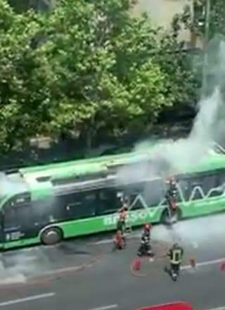 Un autobuz a luat foc în mers, în Brașov. Călătorii au fost evacuați / FOTO