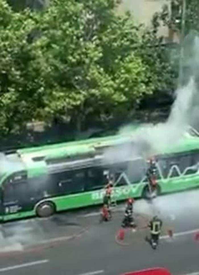 Un autobuz a luat foc în mers, în Brașov. Călătorii au fost evacuați / FOTO