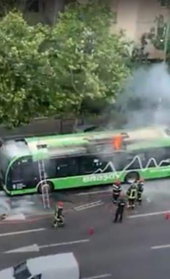 Un autobuz a luat foc în mers, în Brașov. Călătorii au fost evacuați / FOTO