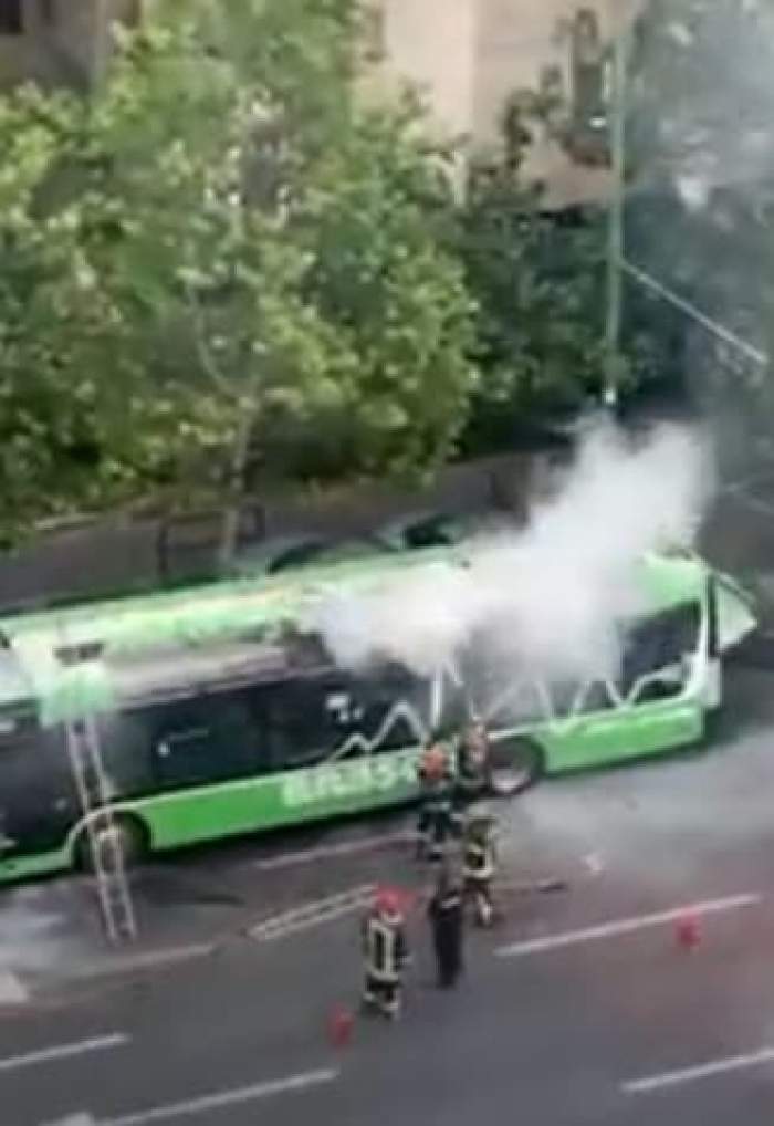 Un autobuz a luat foc în mers, în Brașov. Călătorii au fost evacuați / FOTO
