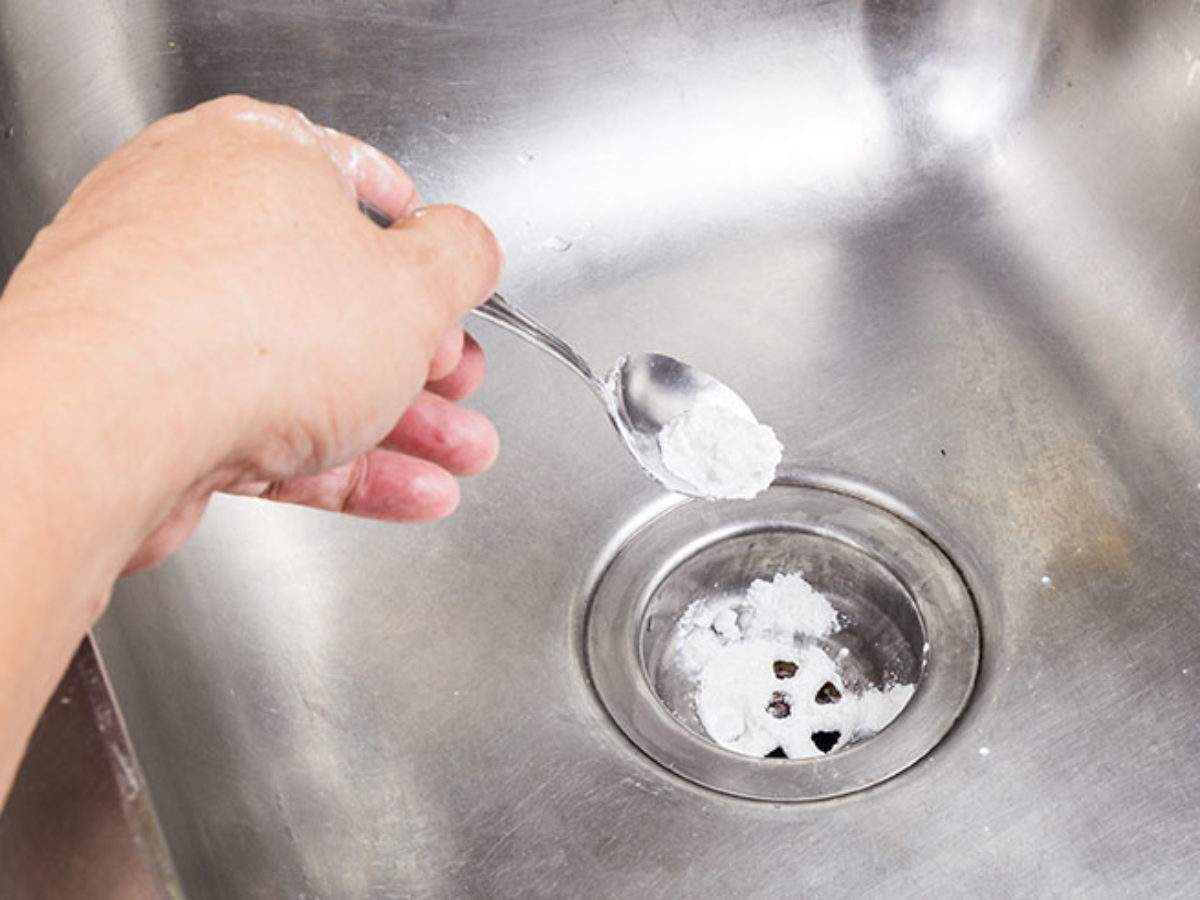 Desfudă țevile cu o cană de bicarbonat și una de oțet Cum poți să desfunzi țevile cu bicarbonat de sodiu. Trucul util oricărei gospodine