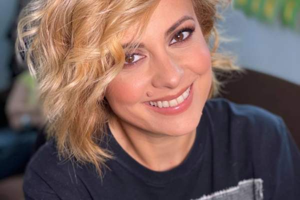 Cum și-a câștigat Simona Gherghe primii bani. Vedeta a plecat de jos, la fel ca oricare dintre noi: “S-a lăsat cu plânsete”