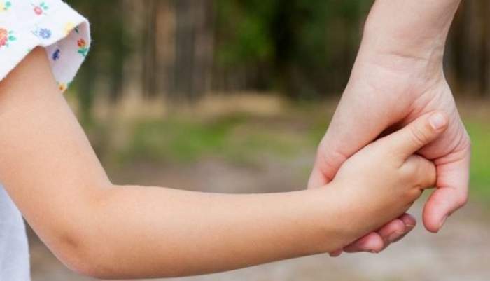 Trei asistenţi maternali din Timiș au obligat trei copii să poarte urzici în lenjerie. I-au bătut și abuzat în repetate rânduri