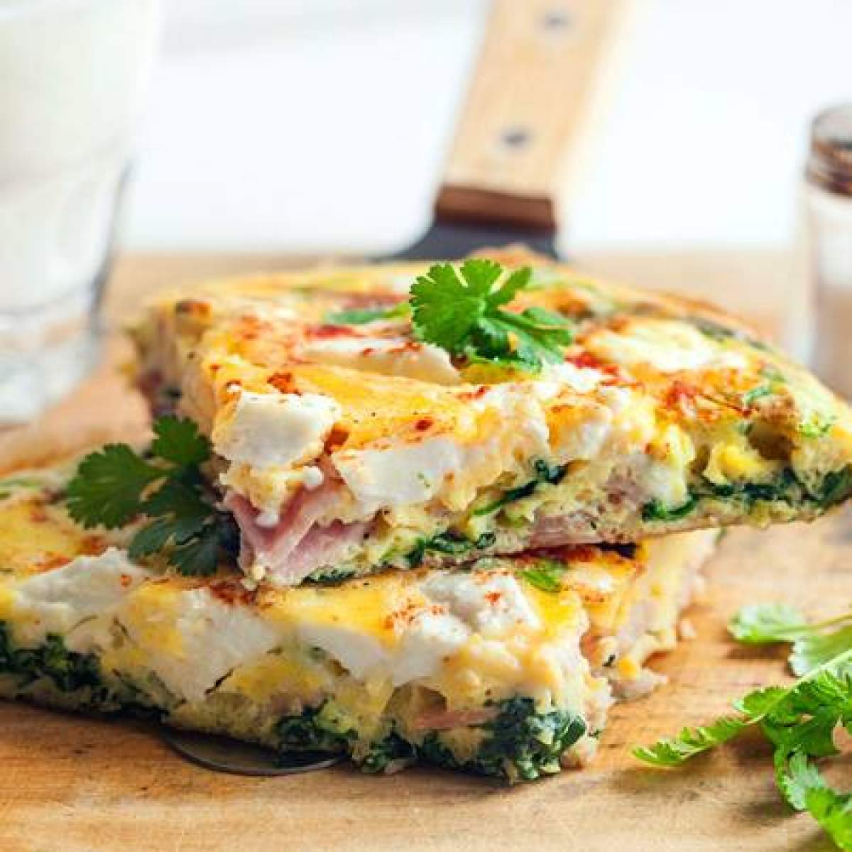 Omletă la cuptor Omletă la cuptor cu smântână dulce și bacon. O rețetă delicioasă, pentru toți membrii familiei tale