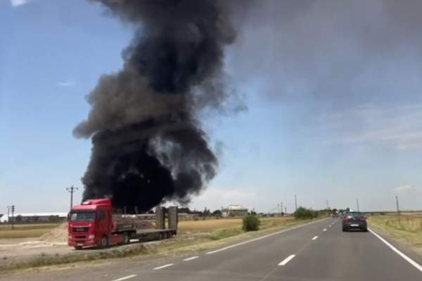 Incendiu violent în Timiș. Coloana de fum este vizibilă de la kilometri distanță. S-a sesizat și Garda de Mediu / FOTO