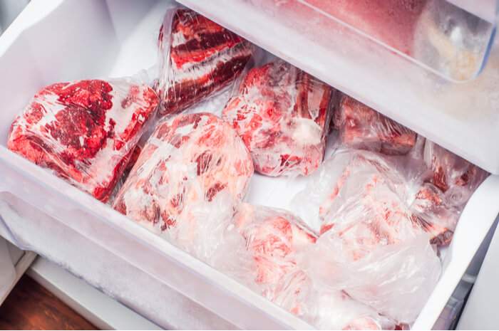 Cât rezistă carnea la congelator. Greșeala pe care o fac mulți oameni