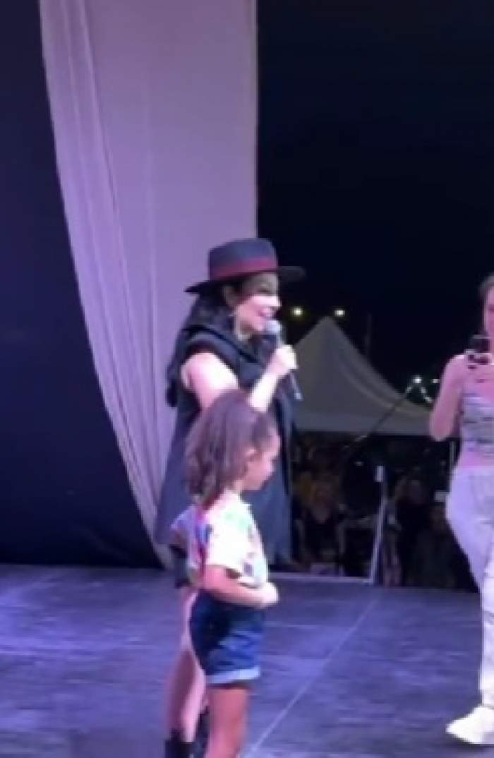 Andra, moment emoționant pe scenă, cu fiica ei. Cum a reacționat Eva când toată mulțimea a început să îi strige numele / FOTO
