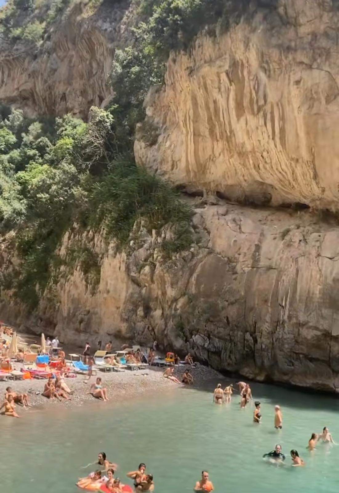 Plaja din Italia preferată de Nicoleta Nucă! Artista își petrece vacanța alături de iubitul ei. Cât costă un sejur aici / FOTO