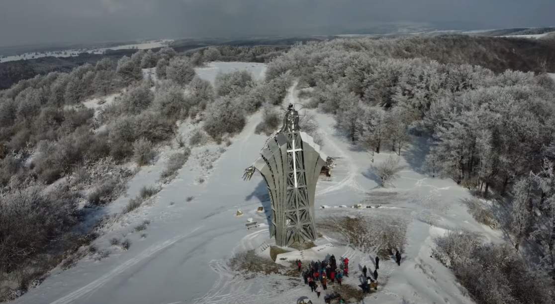 Locul din România unde găsești Inima lui Iisus. De ce statuia impozantă e unică în Europa. Ai știut unde este? / FOTO