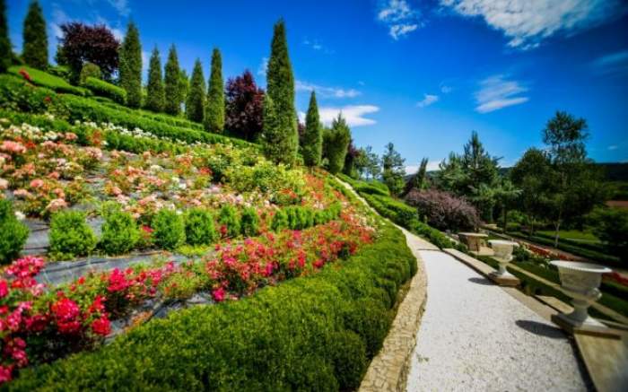 Satul din România cu grădină aristocrată: „I Giardini Di Zoe”. Un miliardar din Italia a lăsat aici moștenire un mic paradis pentru nepoții lui / FOTO