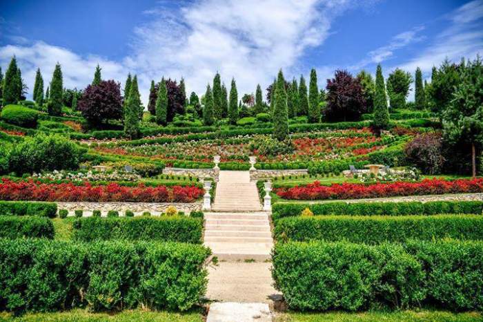 Satul din România cu grădină aristocrată: „I Giardini Di Zoe”. Un miliardar din Italia a lăsat aici moștenire un mic paradis pentru nepoții lui / FOTO