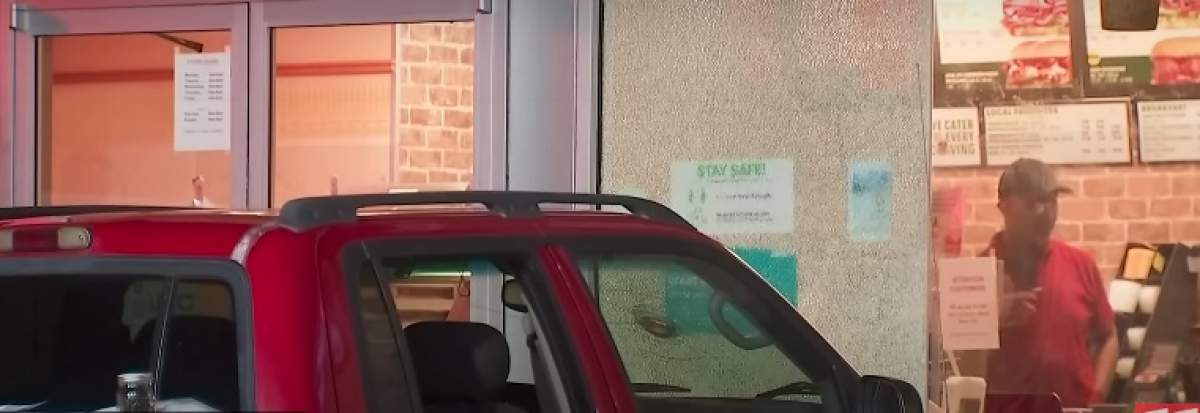 Un client a împuşcat două angajate de la un fast-food pentru că i-au pus prea multă maioneză în sendviş. O tânără a murit pe loc / FOTO 