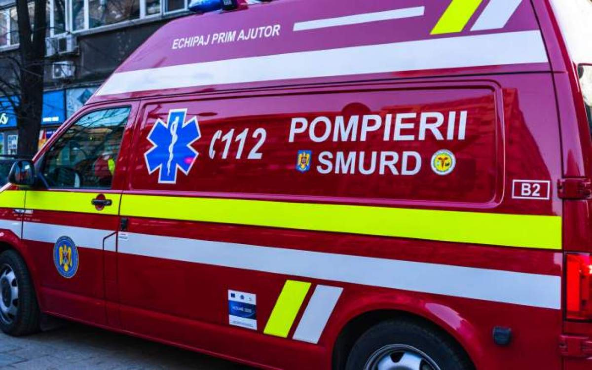 O fetiță de 3 ani, din Brașov, a căzut de la etajul 3 al unui imobil. Medicii îi acordă primul ajutor