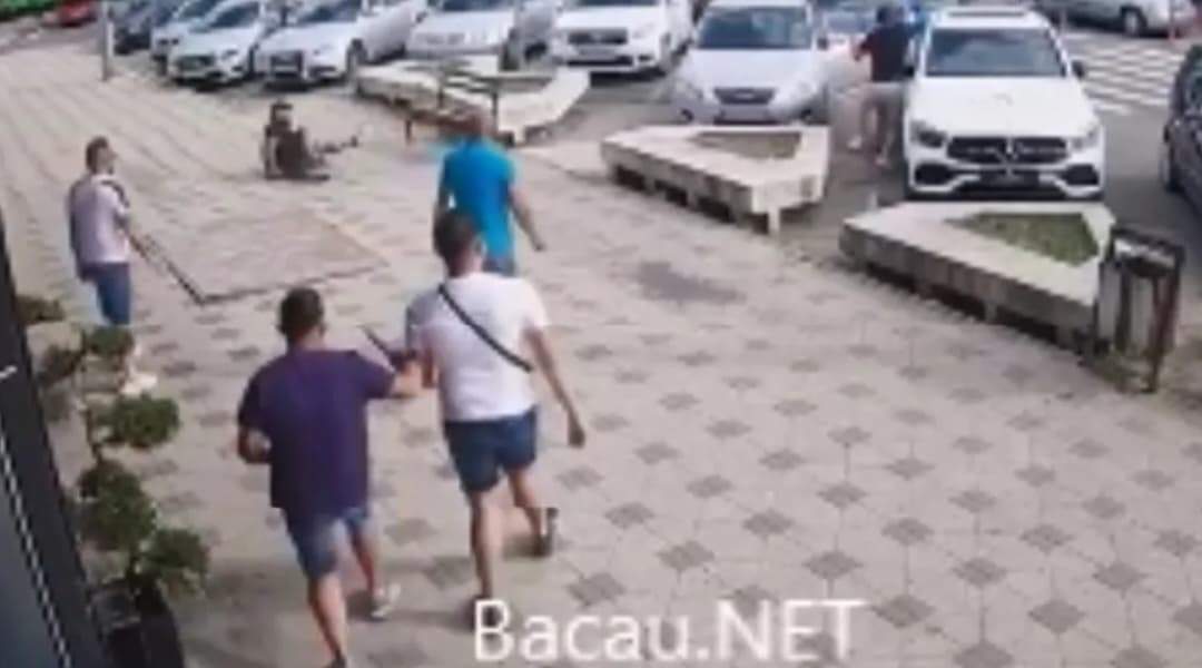 Incident tragic în Bacău. Bătaie cu bâte, arme, săbii, bolovani și spray paralizant / FOTO