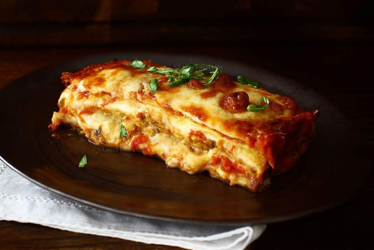 Rețetă de dovlecei cu parmezan în sos de roșii. Un preparat delicios pentru cei dragi