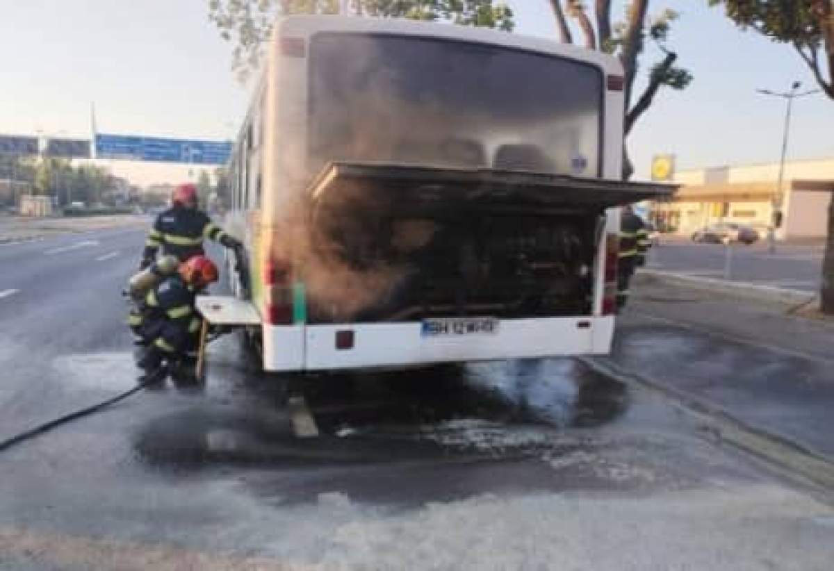 Un autobuz a luat foc, în Oradea. Călătorii s-au autoevacuat / FOTO