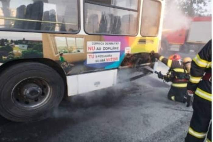 Un autobuz a luat foc, în Oradea. Călătorii s-au autoevacuat / FOTO