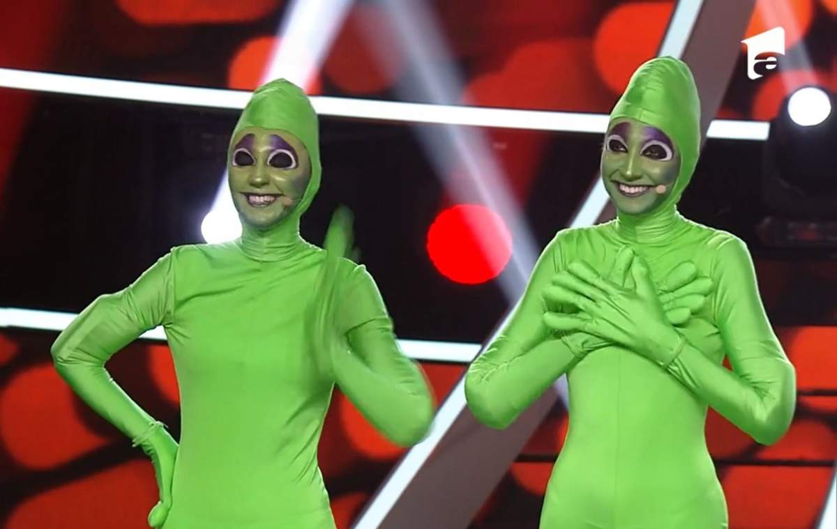 Juriul de la Te Cunosc de Undeva, în picioare la momentul Anei și Monicăi Odagiu. Cele două surori au interpretat piesa virală "Dame tu cosita" / VIDEO