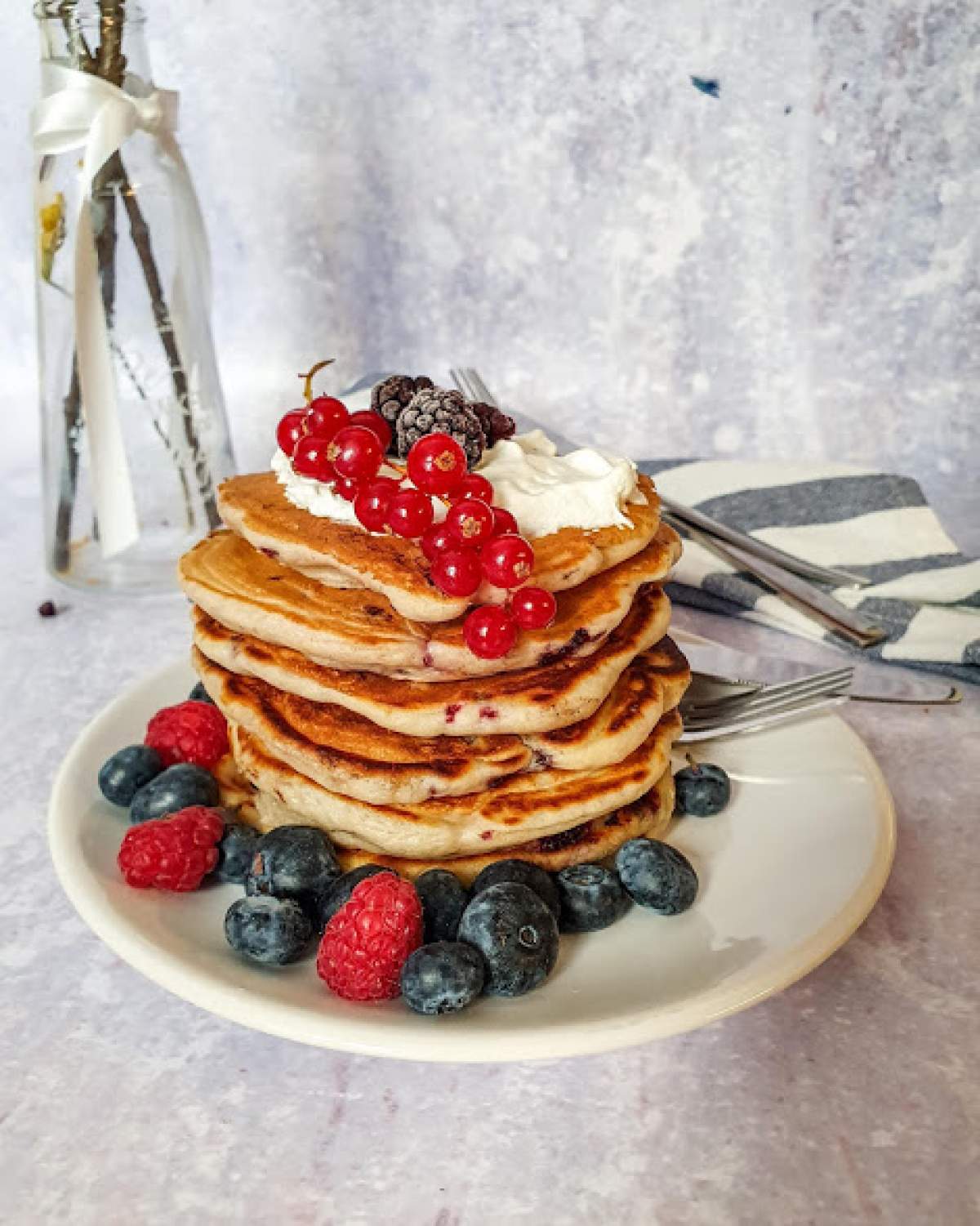 Rețetă de clătite americane cu fructe de pădure. Un desert ideal pentru zilele de vară