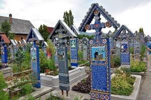 Locul din România unde găsești singurul cimitir vesel din lume. Ai știut de el?