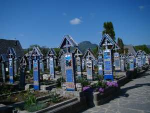 Locul din România unde găsești singurul cimitir vesel din lume. Ai știut de el?